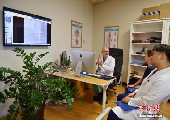 10��17�գ������L(zh��ng)����������(��һ)�������t(y��)���������g(sh��)��(j��ng)�(y��n)������ �z