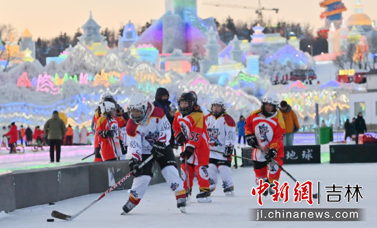 青少年在長春冰雪新天地參加冰球運動 (資料圖)張瑤/攝 青少年在長春冰雪新天地參加冰球運動 (資料圖)張瑤/攝