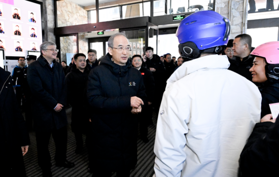 11��22��������ʡ2025-2026��ѩ���_(k��i)���ߵ�31�ü����Fڡ��ѩ��(ji��)�_(k��i)Ļʽ�ڼ����������ɻ����ȼم^(q��)�e����ʡί��ӛ�S��(qi��ng)��ѩ�ߴ�d�c��ʡ�ο��H�н�����